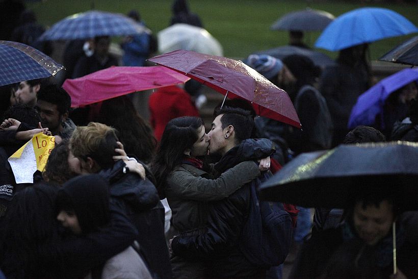 圣地亚哥学生们开展雨中接吻抗议活动